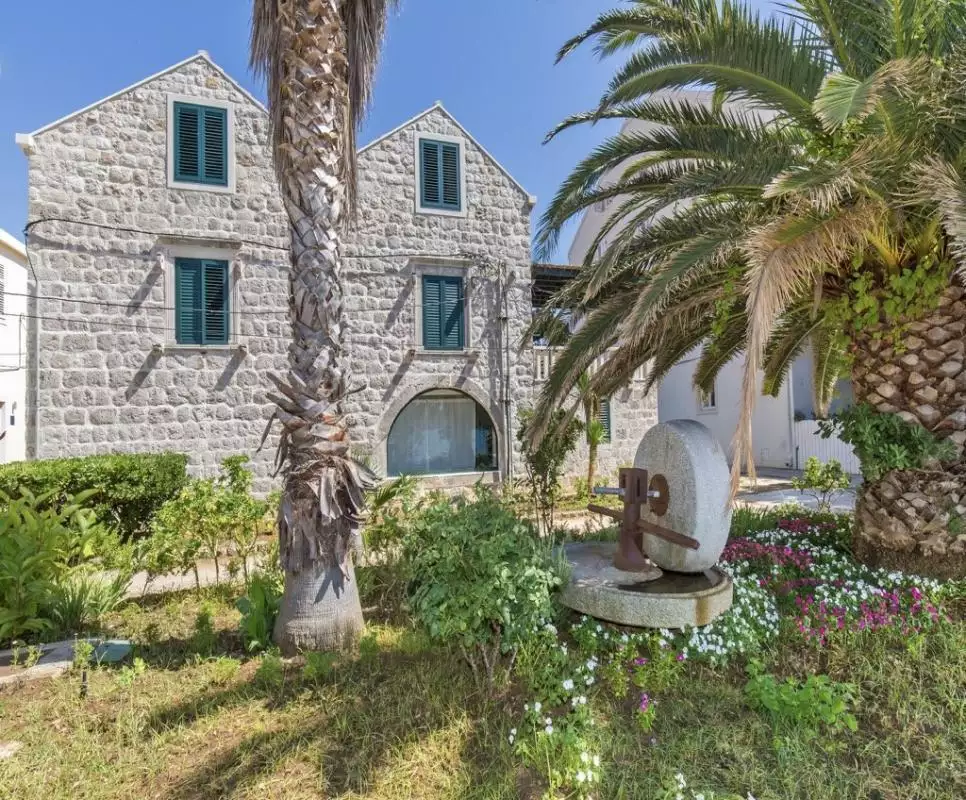 Villa 297m² in Croatia, Sipan. Priced at 900000€ rent photo-3