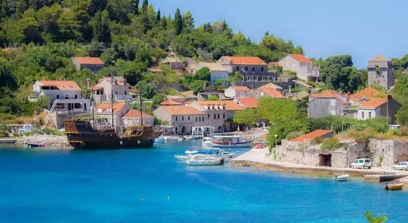Villa 297m² in Croatia, Sipan. Priced at 900000€ rent photo-5