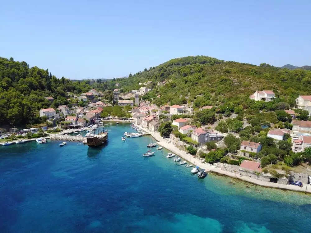 Villa 297m² in Croatia, Sipan. Priced at 900000€ rent photo-6