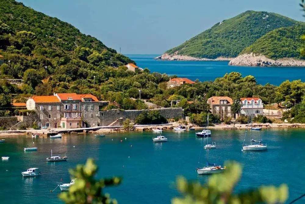 Villa 297m² in Croatia, Sipan. Priced at 900000€ rent photo-7