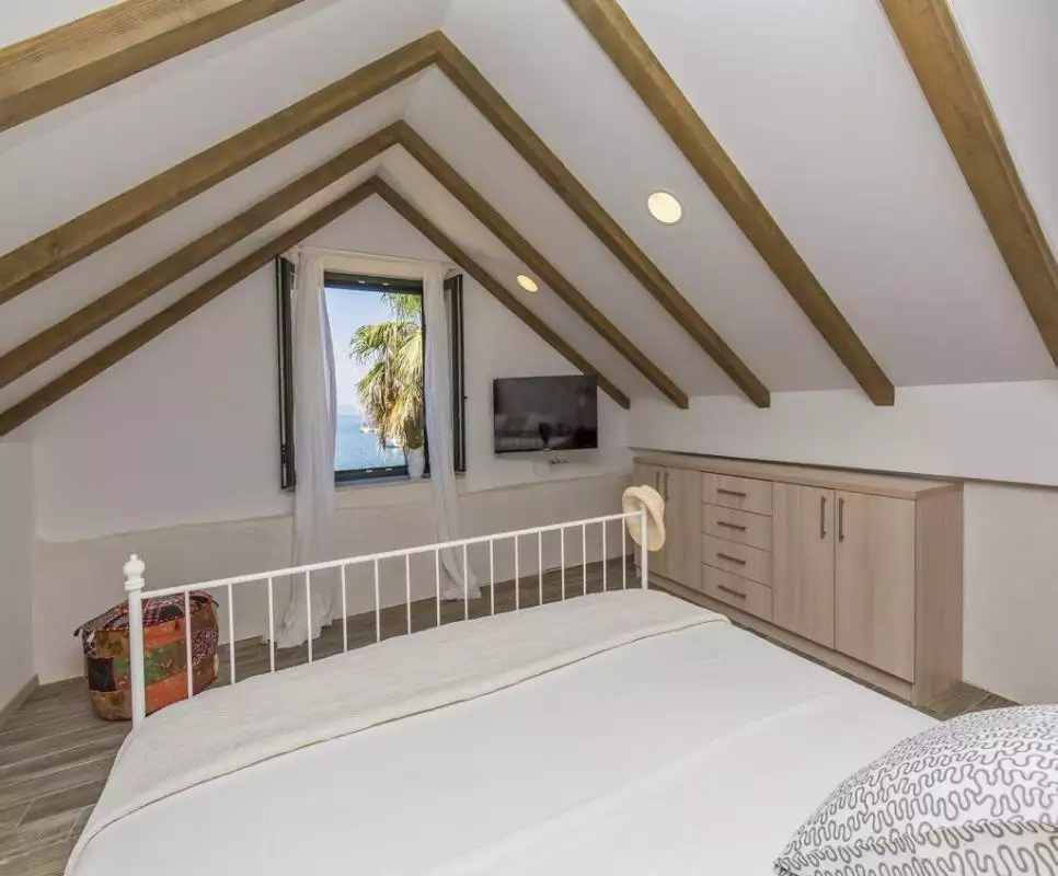 Villa 297m² in Croatia, Sipan. Priced at 900000€ rent photo-24