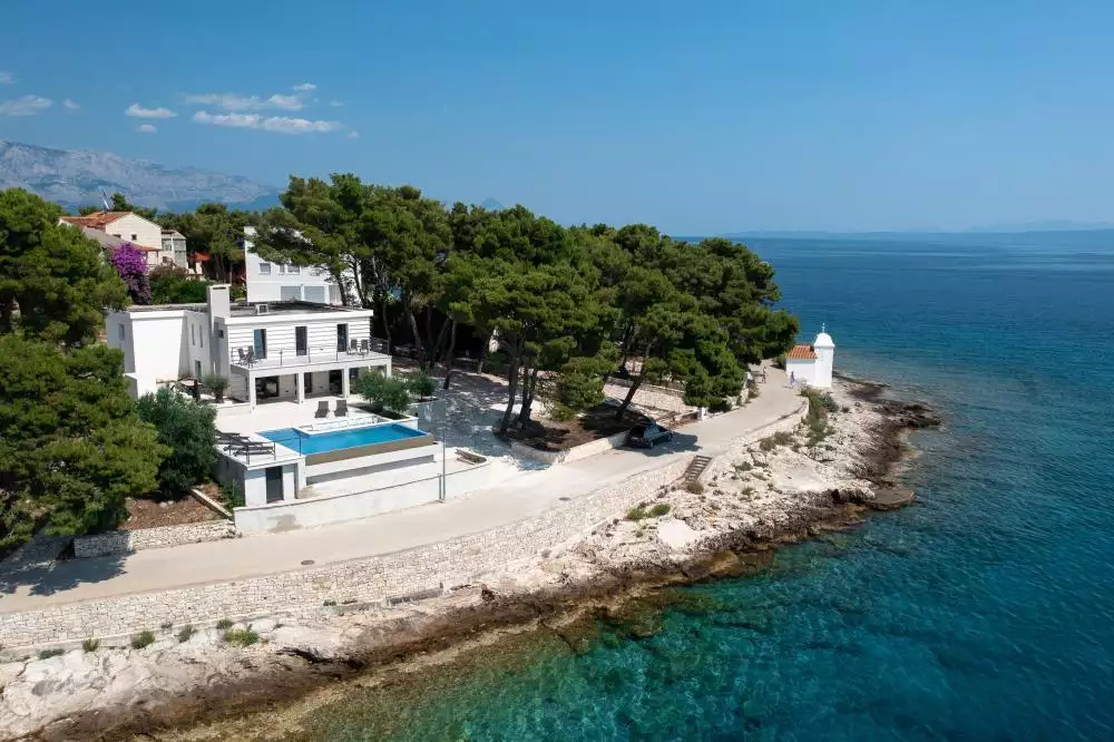 Villa 314m² in Croatia, Sumartin. Priced at 1900000€ rent photo-2