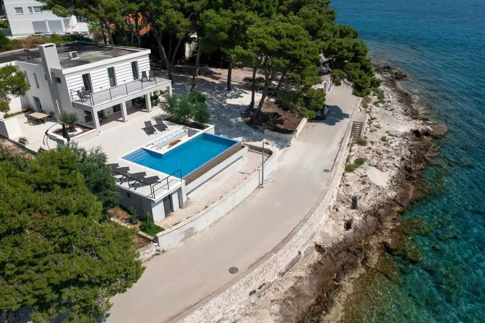 Villa 314m² in Croatia, Sumartin. Priced at 1900000€ rent photo-9