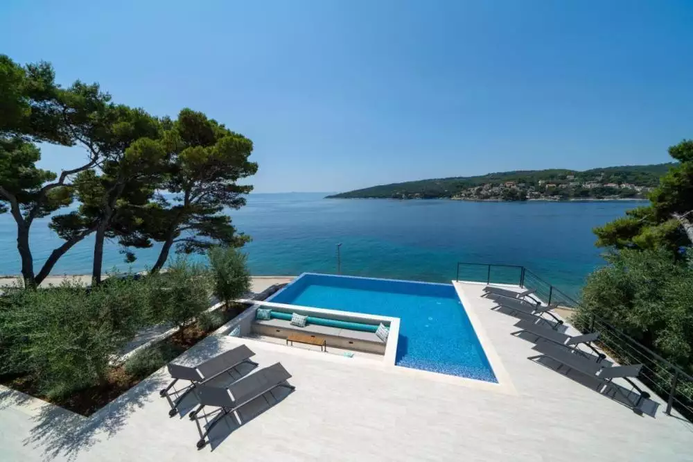Villa 314m² in Croatia, Sumartin. Priced at 1900000€ rent photo-11