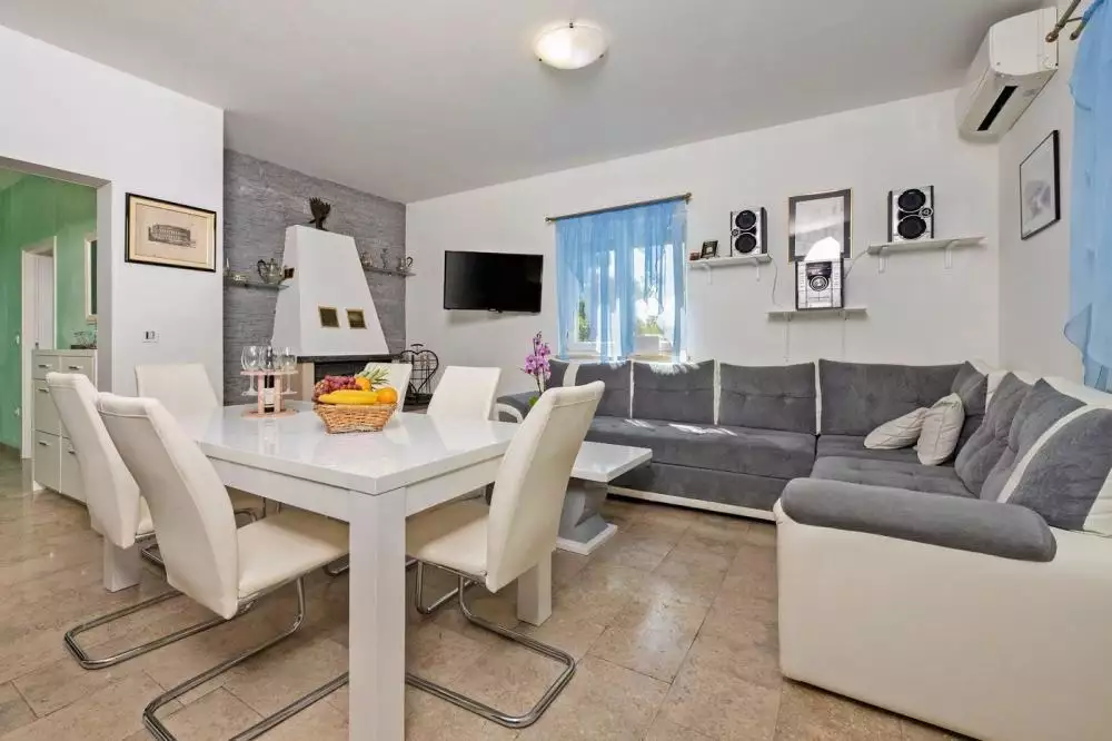 Villa 198m² in Croatia, Labin. Priced at 600000€ rent photo-13