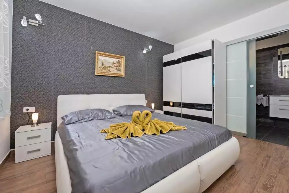 Villa 198m² in Croatia, Labin. Priced at 600000€ rent photo-16