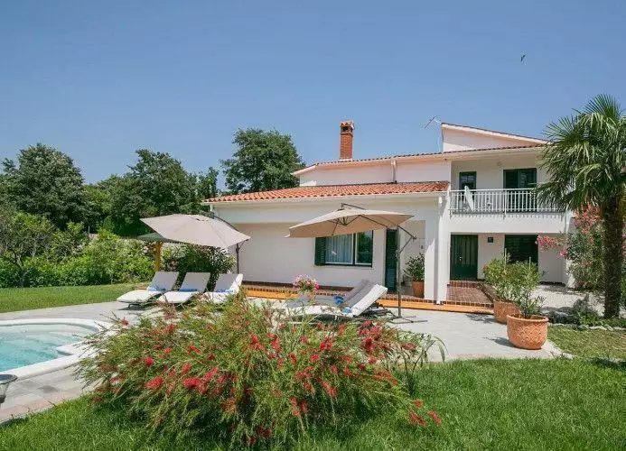 Villa 300m² in Croatia, Labin. Priced at 980000€ rent photo-6
