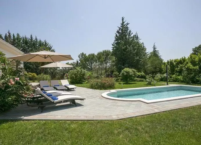 Villa 300m² in Croatia, Labin. Priced at 980000€ rent photo-17
