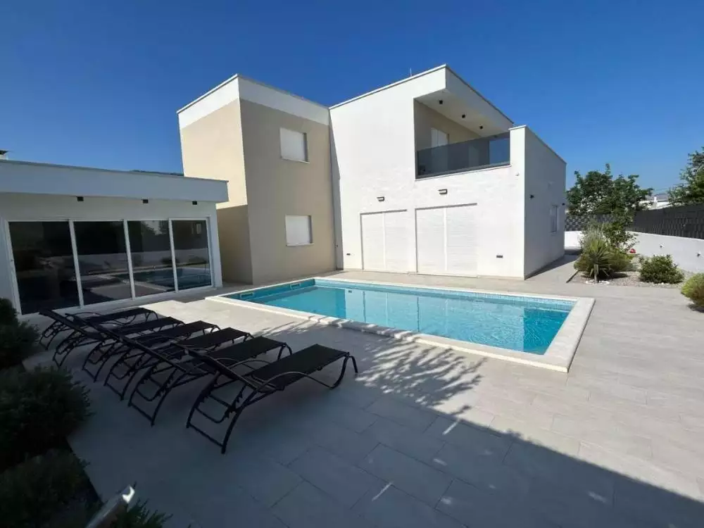 Villa 200m² in Croatia, Kastela. Priced at 800000€ rent photo-3