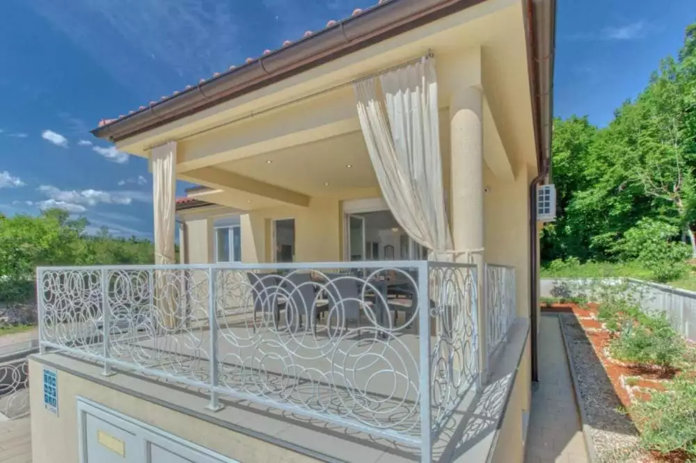 Villa 260m² in Croatia, Omisalj. Priced at 850000€ rent photo-4