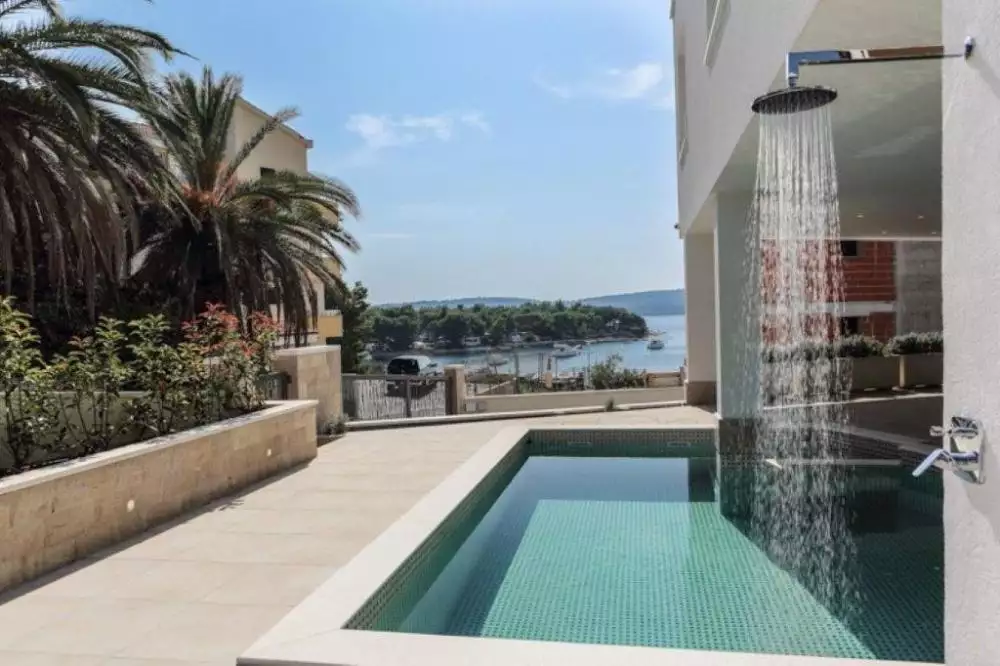 Villa 363m² in Croatia, Ciovo. Priced at 2000000€ rent photo-1