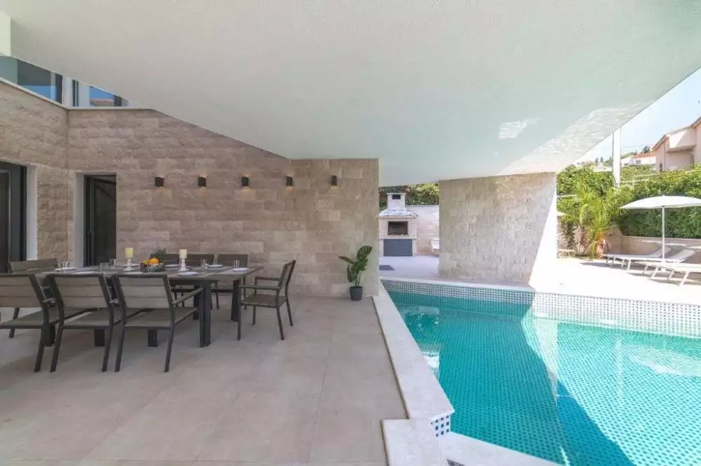 Villa 363m² in Croatia, Ciovo. Priced at 2000000€ rent photo-3