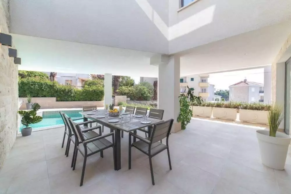 Villa 363m² in Croatia, Ciovo. Priced at 2000000€ rent photo-4