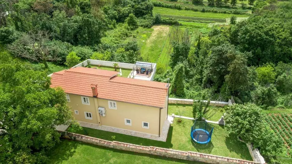 Villa 230m² in Italy, Mutignano. Priced at 595000€ rent photo-1