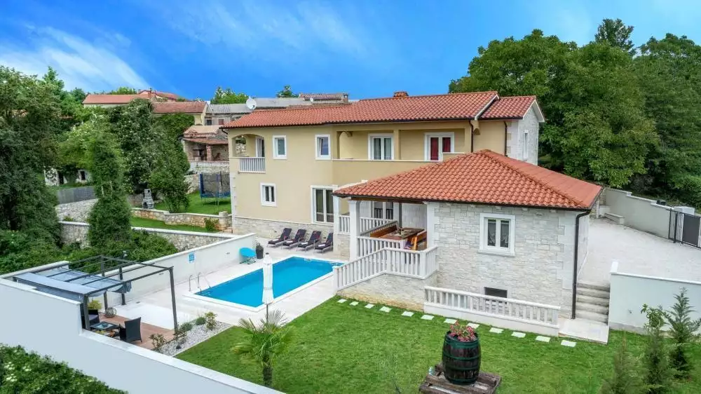 Villa 230m² in Italy, Mutignano. Priced at 595000€ rent photo-2
