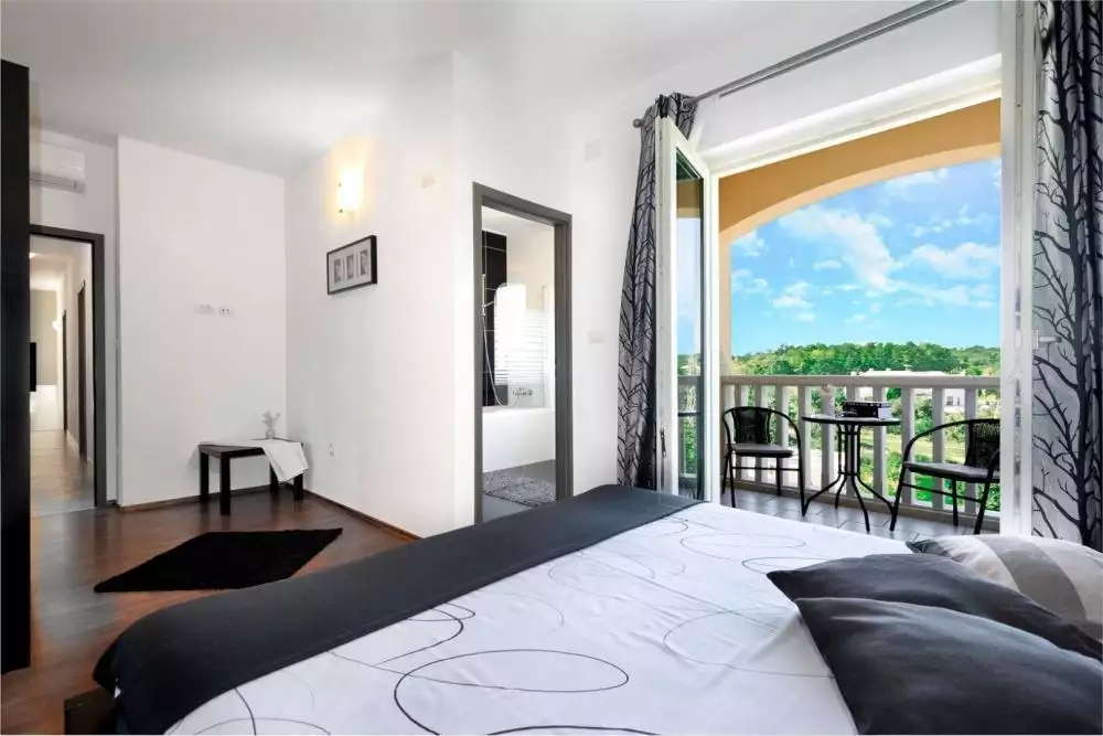 Villa 230m² in Italy, Mutignano. Priced at 595000€ rent photo-6