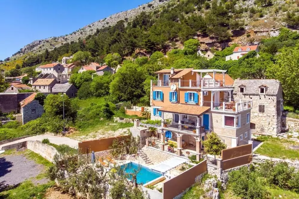 Villa 900m² in Croatia, Jesenice. Priced at 1570000€ rent photo-7