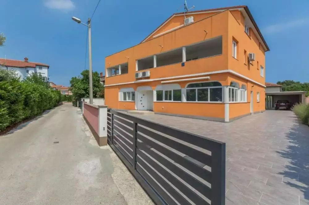 Hotels 900m² in Croatia, Medulin. Priced at 2500000€ rent photo-1