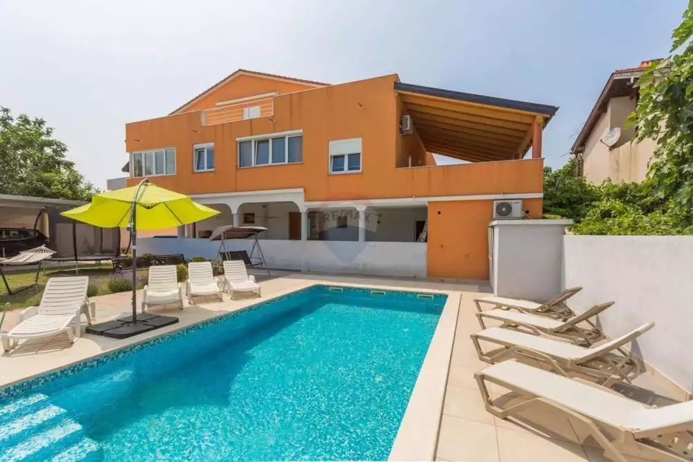 Hotels 900m² in Croatia, Medulin. Priced at 2500000€ rent photo-3