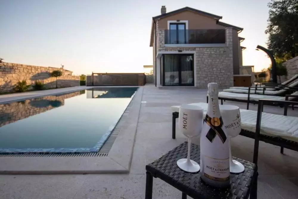 Villa 146m² in Croatia, Brtonigla. Priced at 550000€ rent photo-12