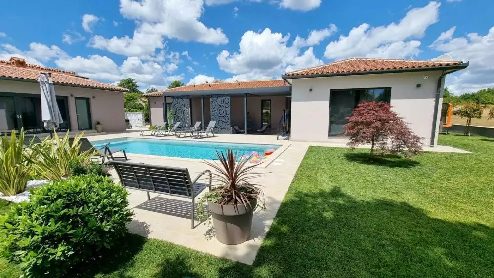 Villa 212m² in Croatia, Labin. Priced at 695000€ rent photo-1