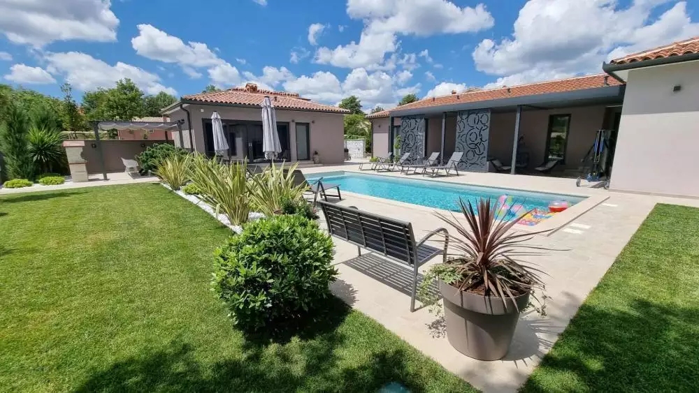 Villa 212m² in Croatia, Labin. Priced at 695000€ rent photo-9