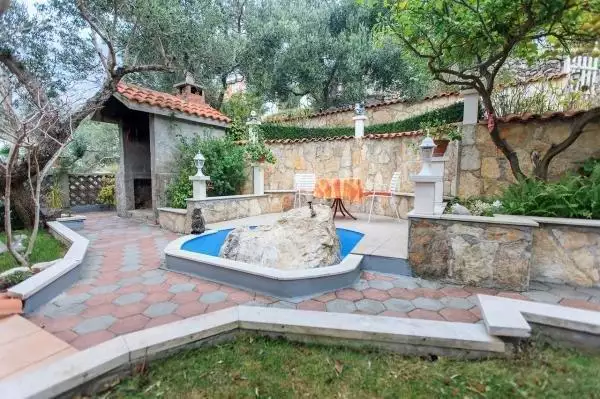 Hotels 377m² in Croatia, Tucepi. Priced at 950000€ rent photo-5