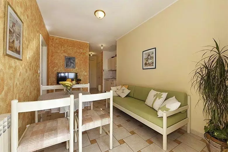 Hotels 377m² in Croatia, Tucepi. Priced at 950000€ rent photo-13