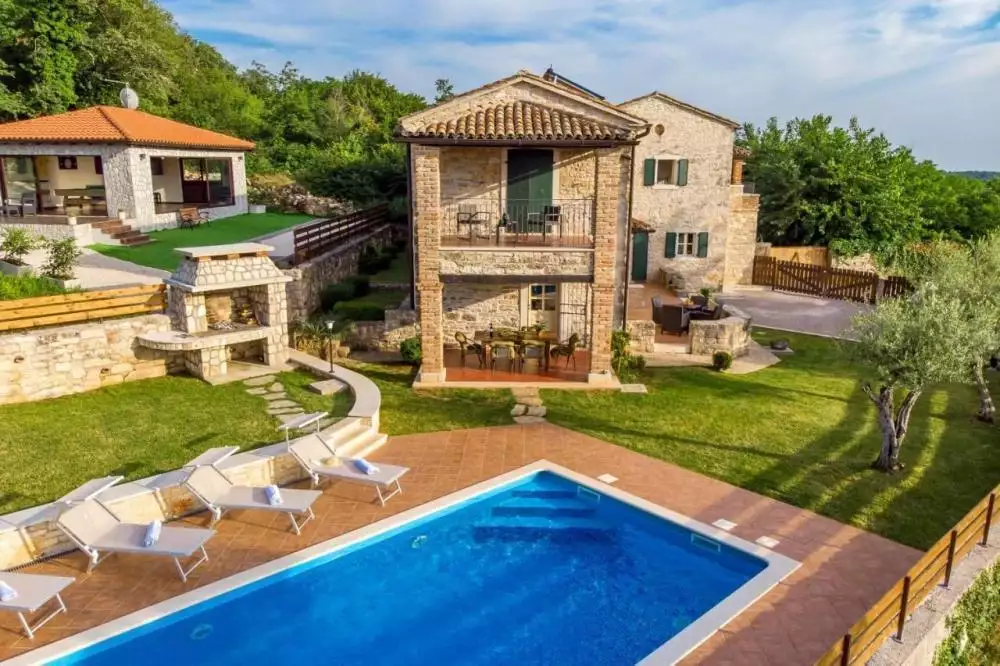 Villa 300m² in Italy, Mutignano. Priced at 890000€ rent photo-2