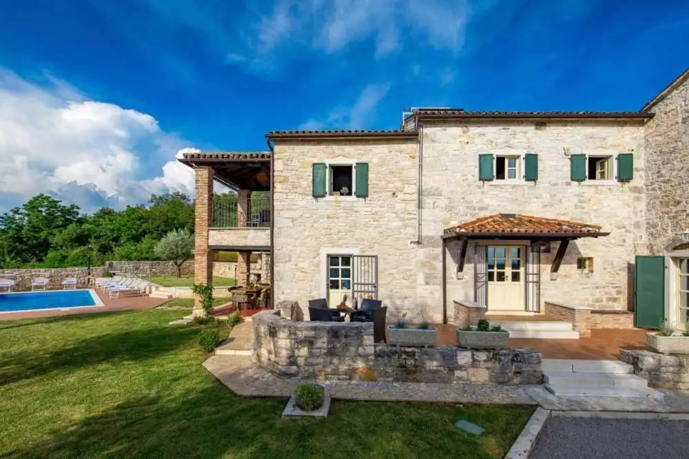Villa 300m² in Italy, Mutignano. Priced at 890000€ rent photo-3