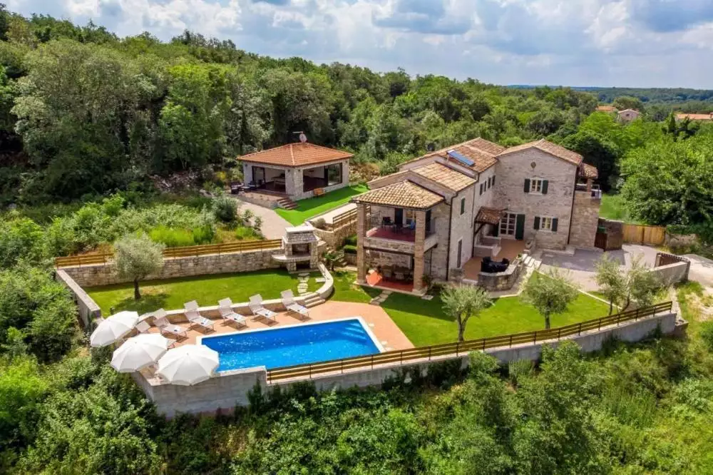 Villa 300m² in Italy, Mutignano. Priced at 890000€ rent photo-1