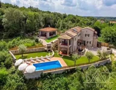 Buy in Italy for 890000€