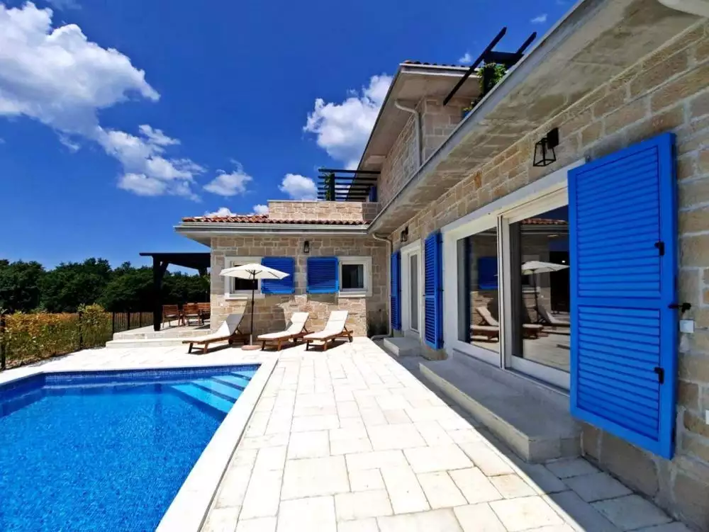 Villa 265m² in Croatia, Kanfanar. Priced at 950000€ rent photo-2