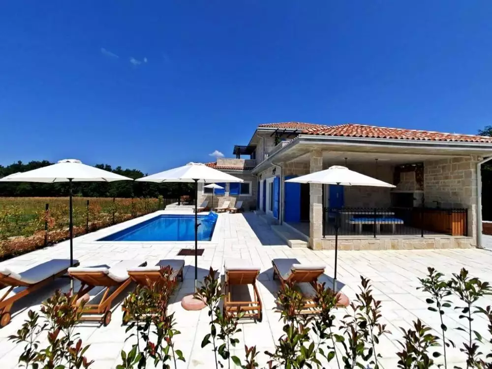 Villa 265m² in Croatia, Kanfanar. Priced at 950000€ rent photo-3
