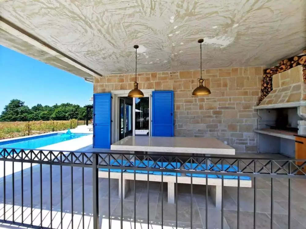 Villa 265m² in Croatia, Kanfanar. Priced at 950000€ rent photo-4