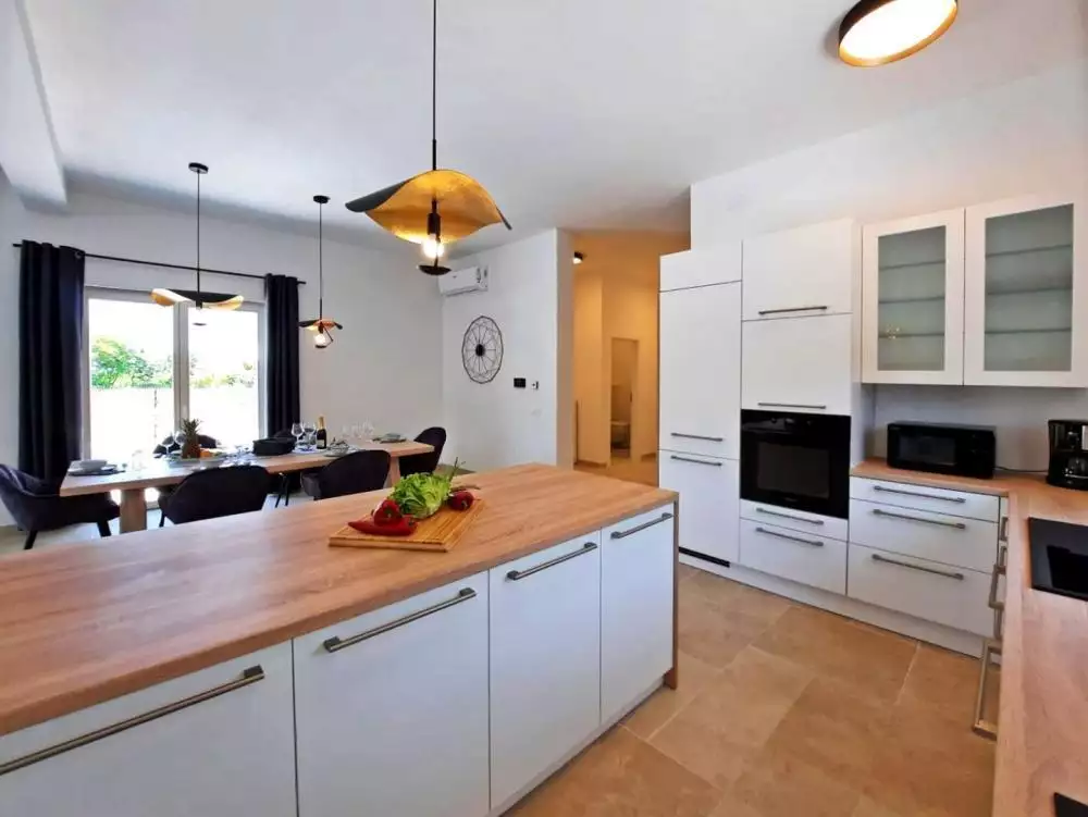 Villa 265m² in Croatia, Kanfanar. Priced at 950000€ rent photo-7