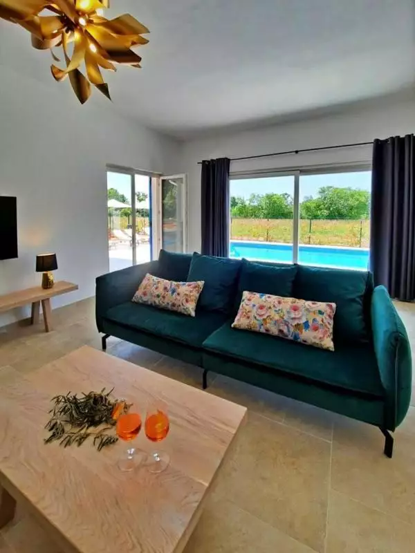 Villa 265m² in Croatia, Kanfanar. Priced at 950000€ rent photo-8