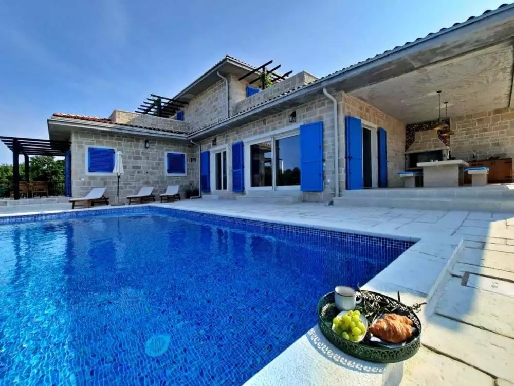 Villa 265m² in Croatia, Kanfanar. Priced at 950000€ rent photo-1