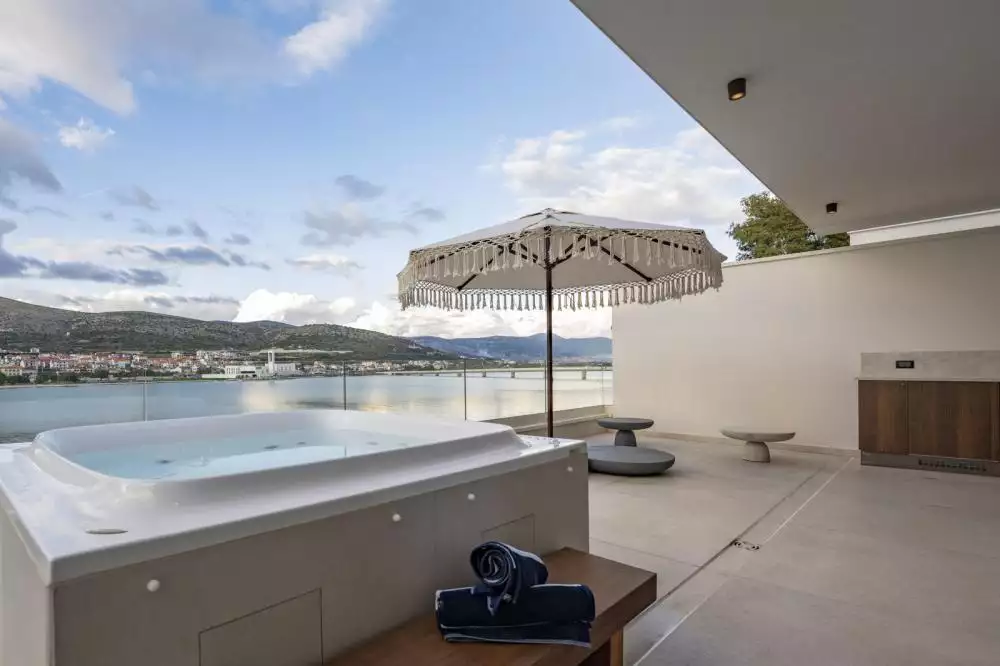 Villa 400m² in Croatia, Trogir. Priced at 2500000€ rent photo-3