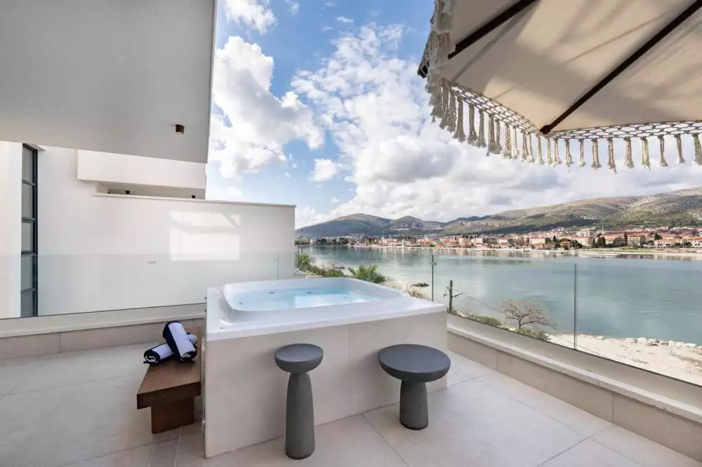 Villa 400m² in Croatia, Trogir. Priced at 2500000€ rent photo-4