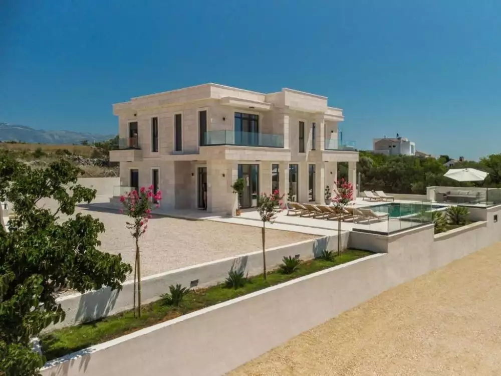 Villa 350m² in Croatia, Novalja. Priced at 1500000€ rent photo-1