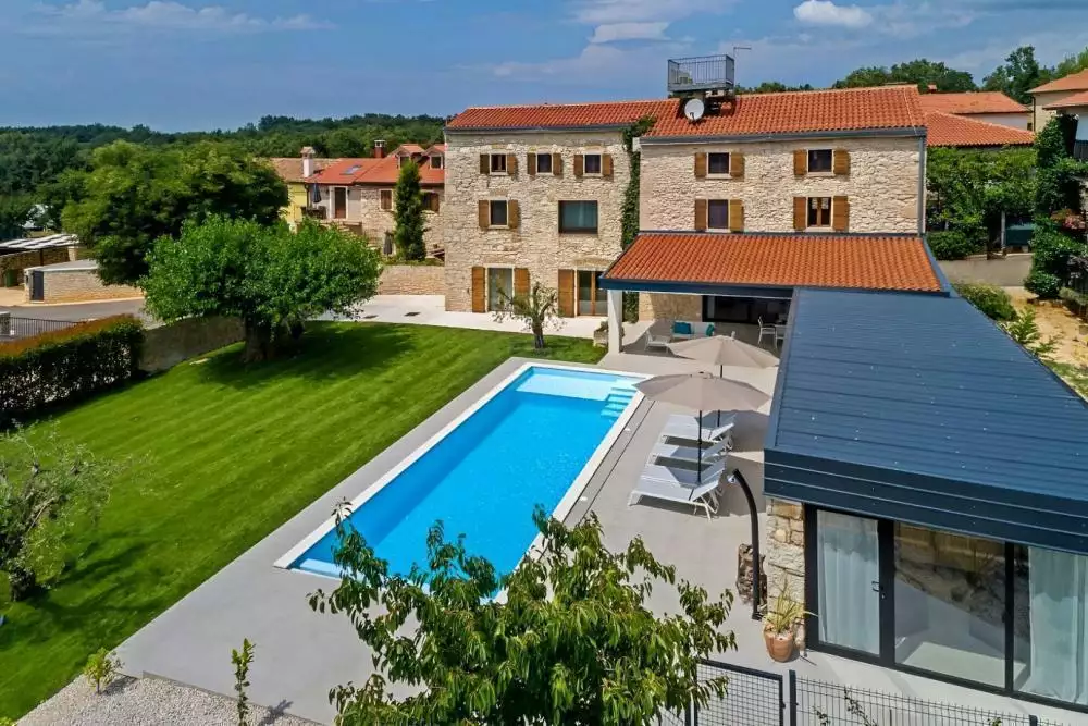 Villa 350m² in Croatia, Brtonigla. Priced at 1100000€ rent photo-2