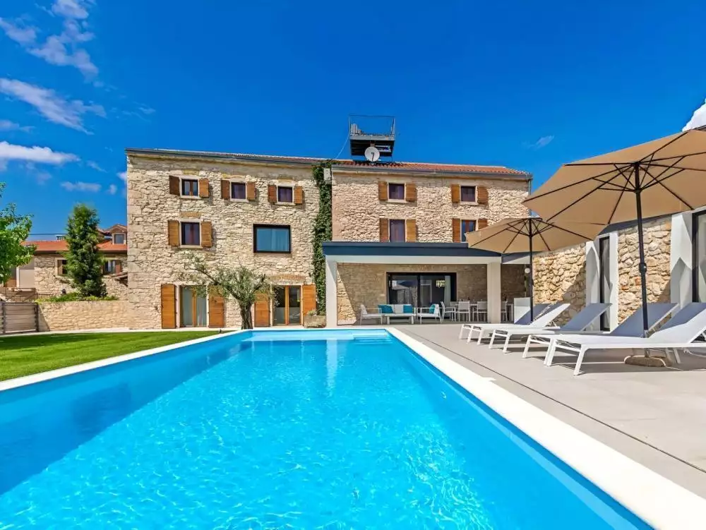 Villa 350m² in Croatia, Brtonigla. Priced at 1100000€ rent photo-3