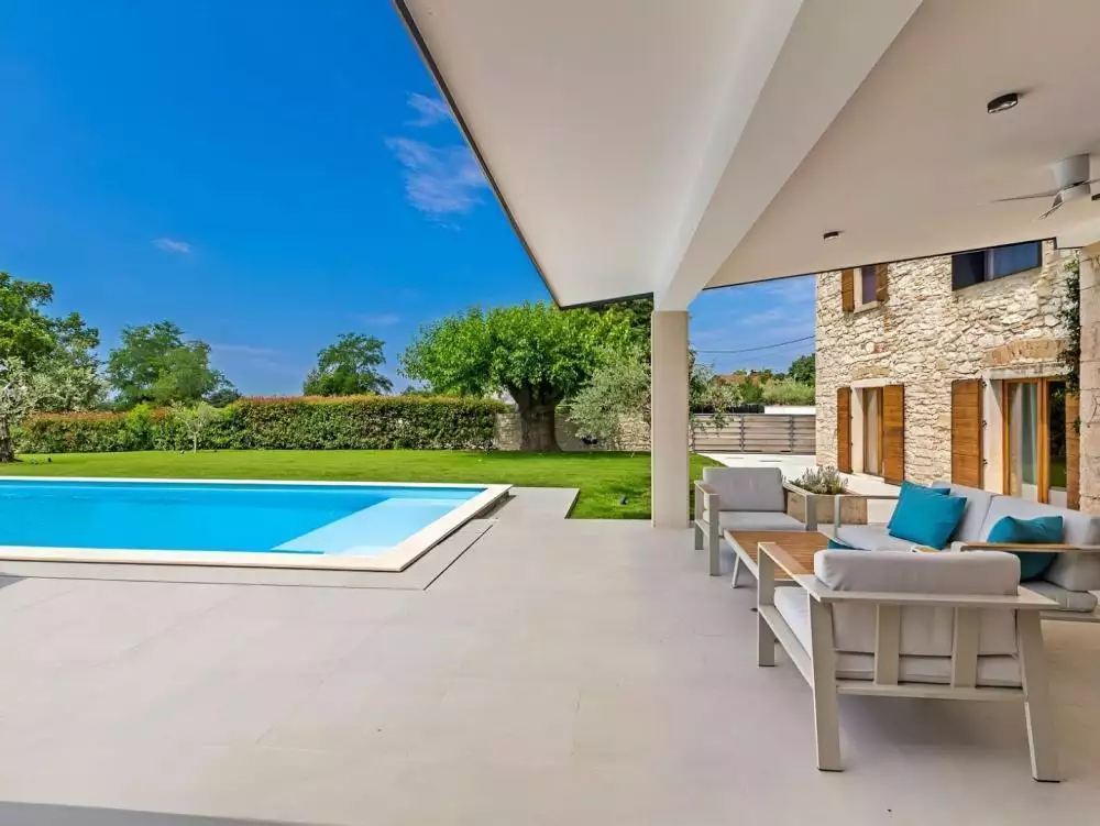 Villa 350m² in Croatia, Brtonigla. Priced at 1100000€ rent photo-6