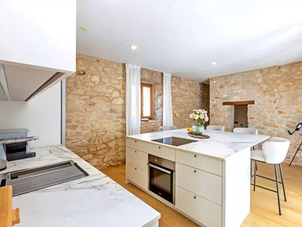 Villa 350m² in Croatia, Brtonigla. Priced at 1100000€ rent photo-11