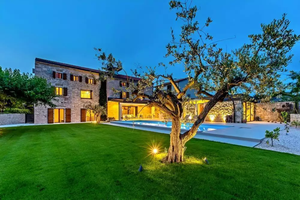 Villa 350m² in Croatia, Brtonigla. Priced at 1100000€ rent photo-1