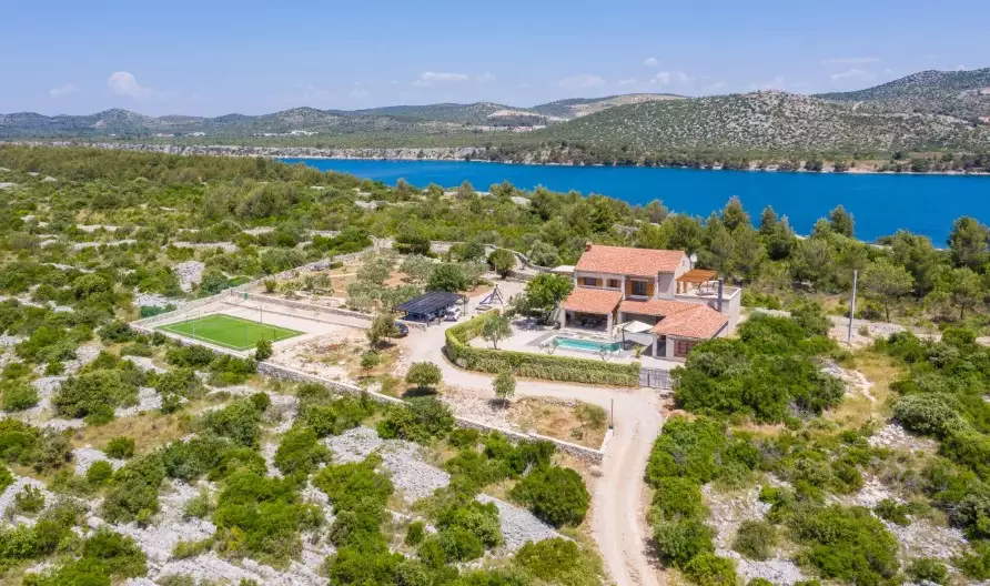 Villa 315m² in Croatia, Sibenik. Priced at 1390000€ rent photo-1