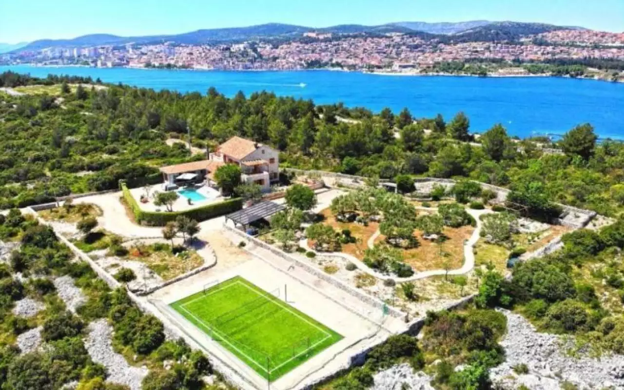 Villa 315m² in Croatia, Sibenik. Priced at 1390000€ rent photo-2