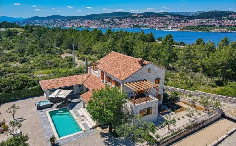 Villa 315m² in Croatia, Sibenik. Priced at 1390000€ rent photo-3