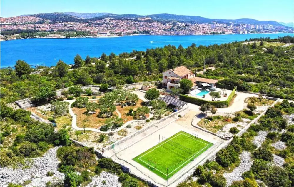 Villa 315m² in Croatia, Sibenik. Priced at 1390000€ rent photo-6
